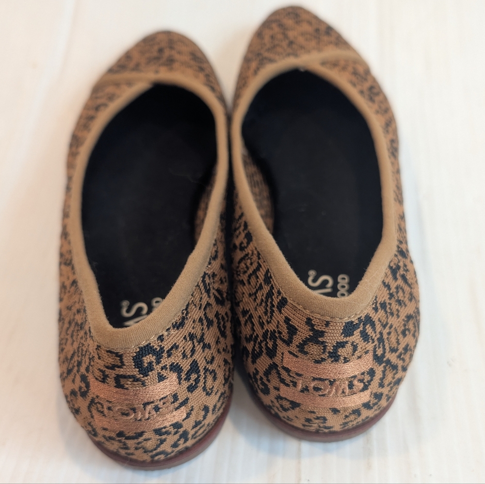 TOMS Women's Tan and Black Leopard Flats Size 6 - Picture 5 of 8